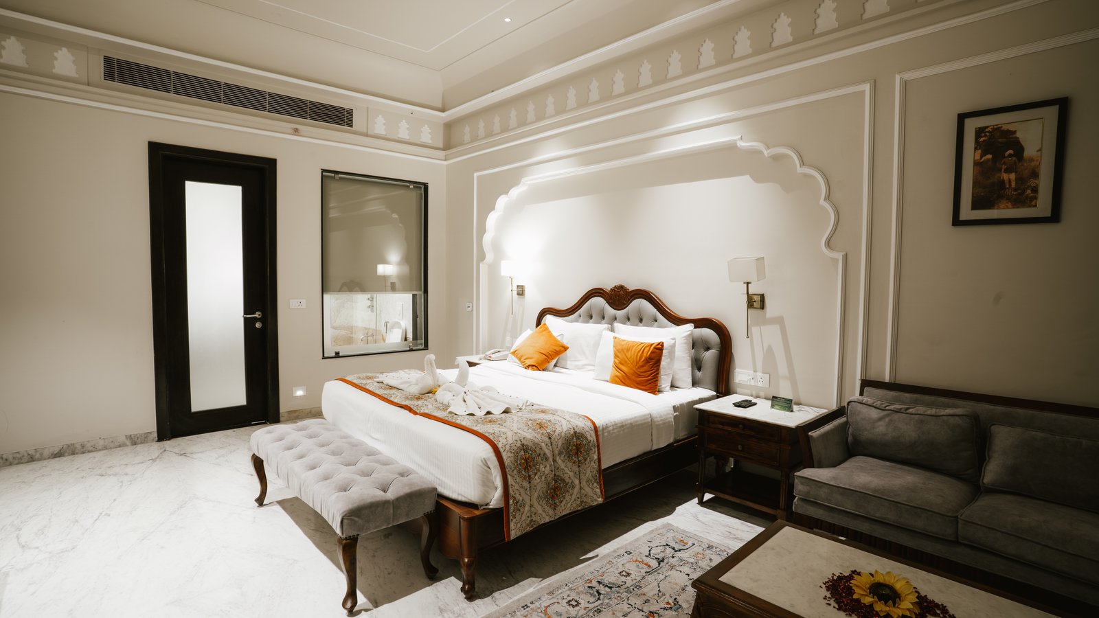 Swaroop Niwas, Hurda